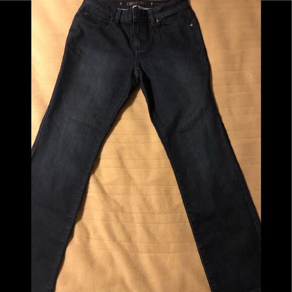 Nice dark straight jeans by Jennifer Lopez in size 6 - Picture 1 of 2